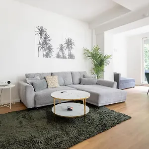 Global Living - Design I I Beamer I Kitchen I Terrace I Apartment Berlin